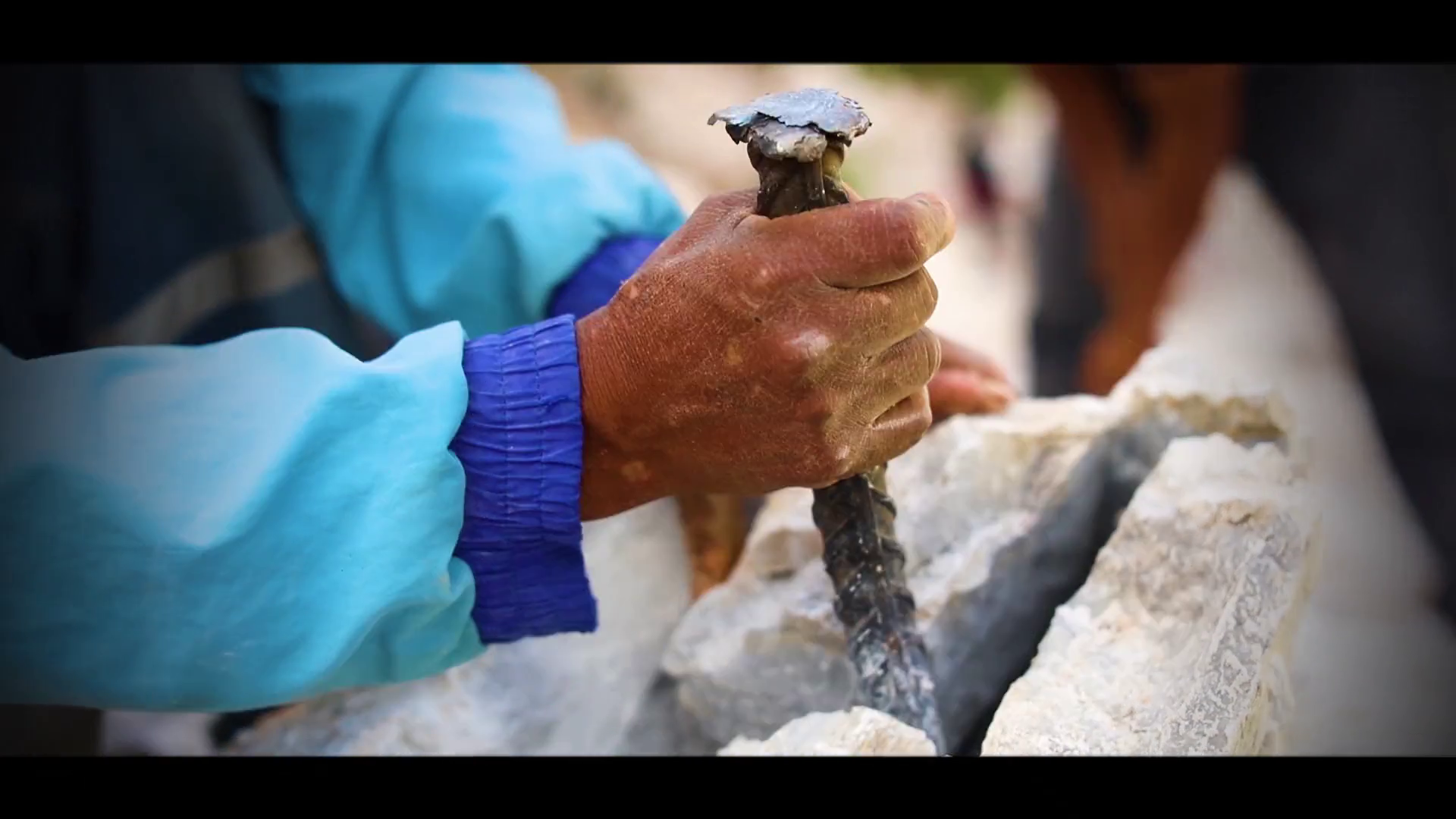 Artesano tallando con martillo